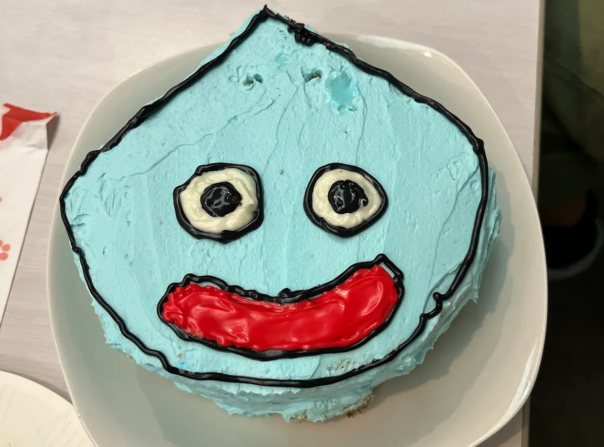 ケーキの写真：ドラゴンクエストに登場するスライムの形をしたケーキが皿の上に乗せられている。